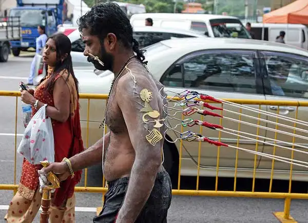 Thaipusam-con-anzuelos