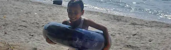 niño en el lago toba Niño en el lago toba