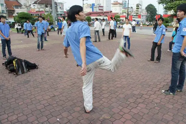 Nguyen Hue Walking Street Chicos jugando en la Nguyen Hue Walking Street