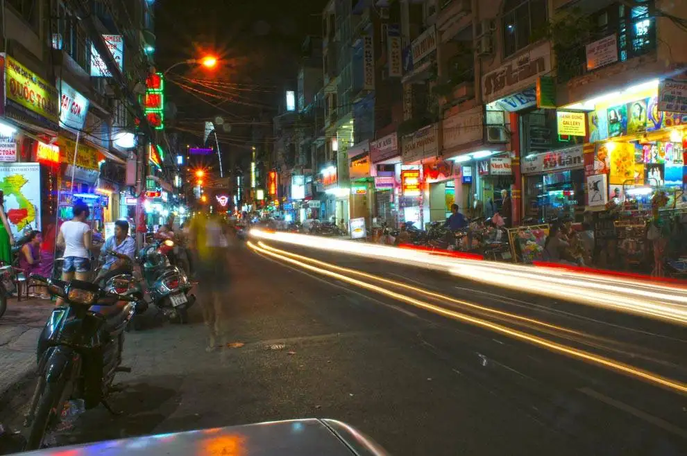 Noche en Ho Chi Minh Calle de fiesta en Noche en Ho Chi Minh