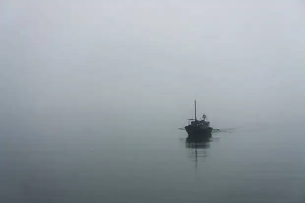 Barco-fantasma-niebla-Ha-long-Bay