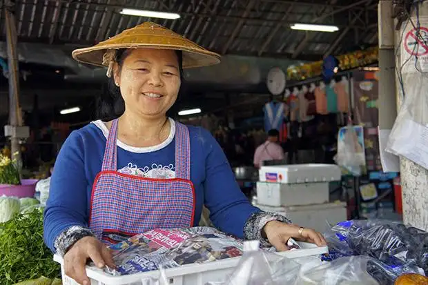 Vendedora-de-mercado-en-mae-hong-son