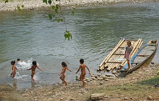 niños Niños bañándose en Vang Vieng