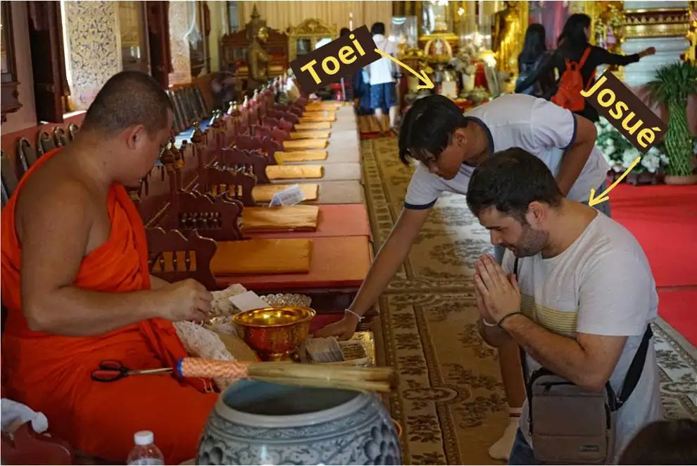 Josue y Toei en el templo de Chiang Mai con un monje Templo de Chiang Mai