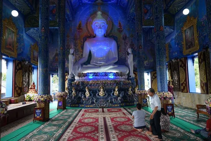 Buda Buda blanco de templo azul